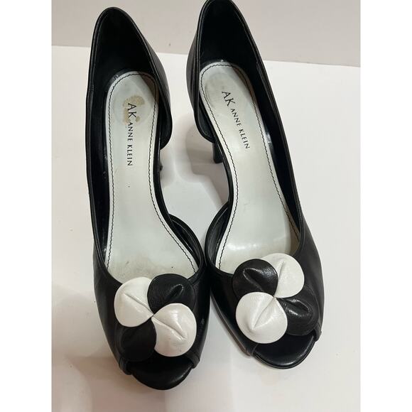 Anne Klein black 3 1/2" heel pumps‎ with white flower trim Excellent  D'Orsay - Picture 1 of 5